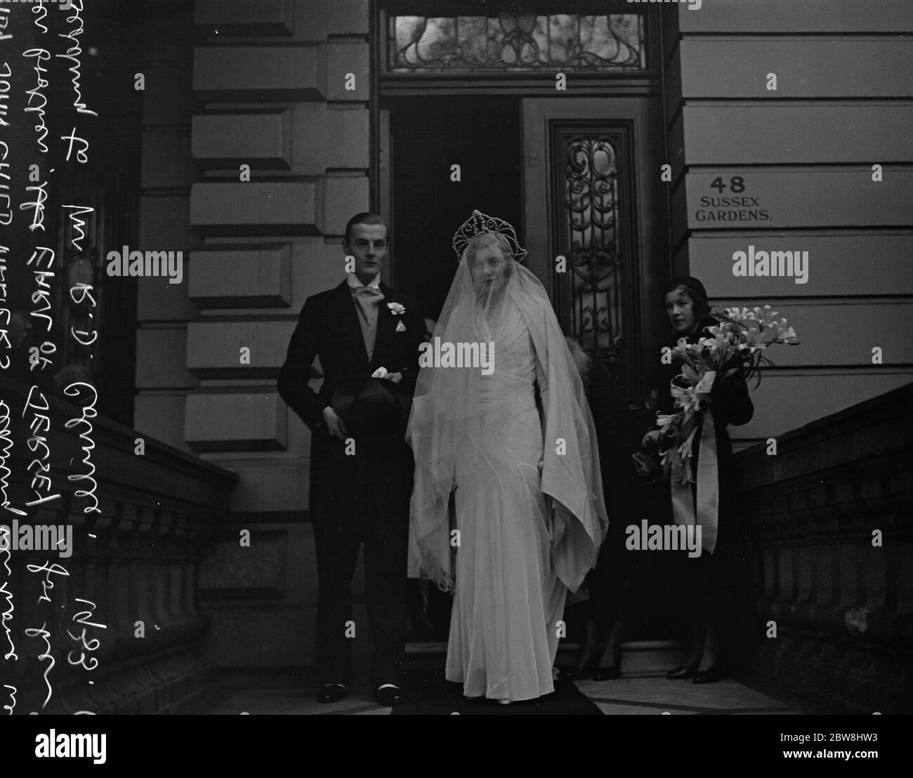 Lady Joan Kind Villiers verheiratet. Lady Joan Child Villiers verlässt ihr Haus mit ihrem Bruder, dem Earl of Jersey, für ihre Hochzeit mit Richard David Colville am St. Peter's Eaton Square am Samstagmorgen. 21 Januar 1933 . Stockfoto