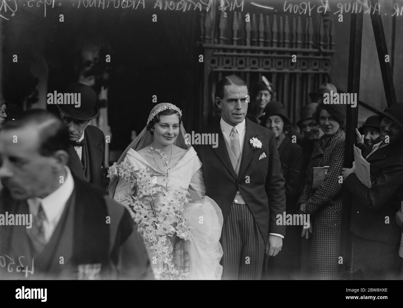 Gesellschaft Hochzeit in St Mark 's, North Audley Street. Die Ehe von Miss Patricia Arbuthnt und Herr Arthur Byron in St. Mark 's . Braut und Bräutigam . 10. Oktober 1933 Stockfoto