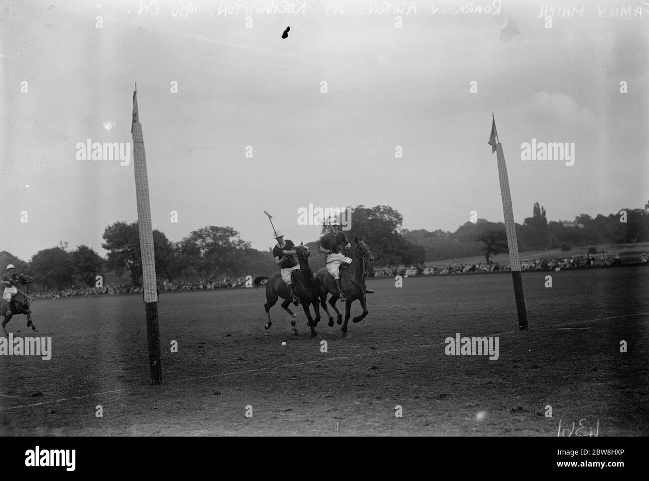 Einzigartiges Familien Polo Match bei Roehampton British Empire Gartenparty. Ein Vorfall im Spiel , Ashton gegen Roark . Ashton erzielte eines ihrer Ziele . Juli 1930. Stockfoto