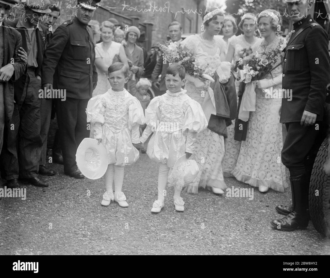 Lord Folkestone als Seite bei der Hochzeit des Baronet-Sohnes. Die Ehe von Herrn Peter Hervey Bathurst und Miss Maureen Gordon in Cranborne Kirche, Dorset. Lord Folkestone (rechts) und Lennox Hannay, die beiden Seiten in ihrem malerischen Kleid. 24 Juni 1933 Stockfoto