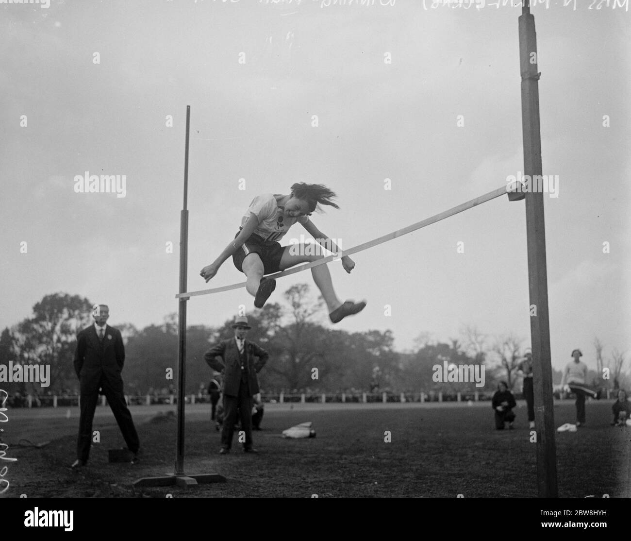 Damen Athleten internationalen dreieckigen Wettbewerb in Birmingham. England gegen Deutschland . Miss N Milne (England) gewinnt den internationalen Hochsprung mit 5 Fuß. 26 Juli 1930 Stockfoto