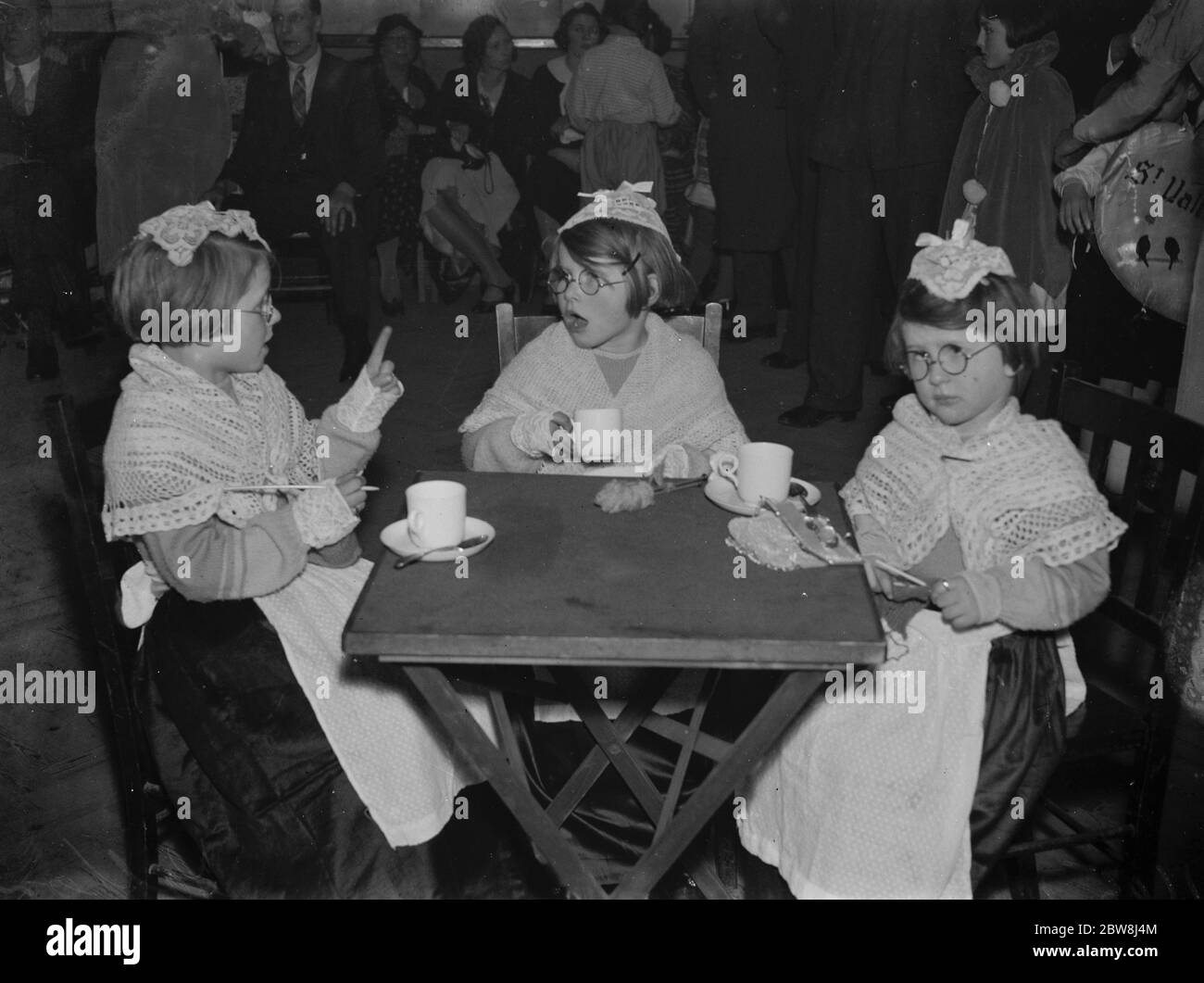 Eltham Party, Kleid, alte Dienstmädchen. 1935 Stockfoto