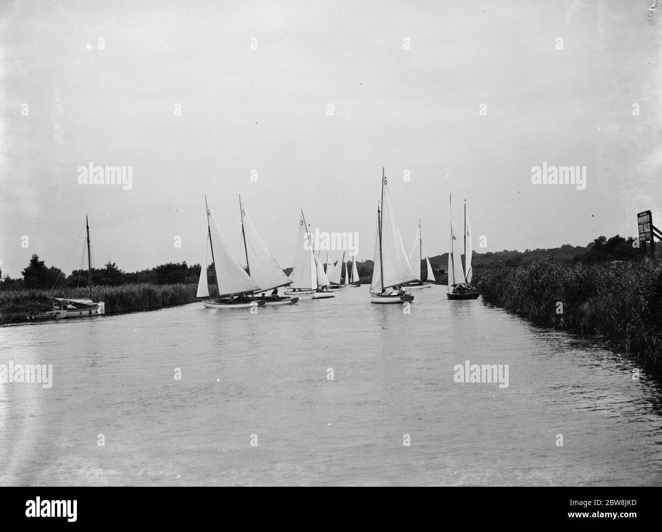 Segeln in den Broads, die schiffbaren Flüsse in den englischen Grafschaften Norfolk und Suffolk. Bis 19. August 1937 Stockfoto