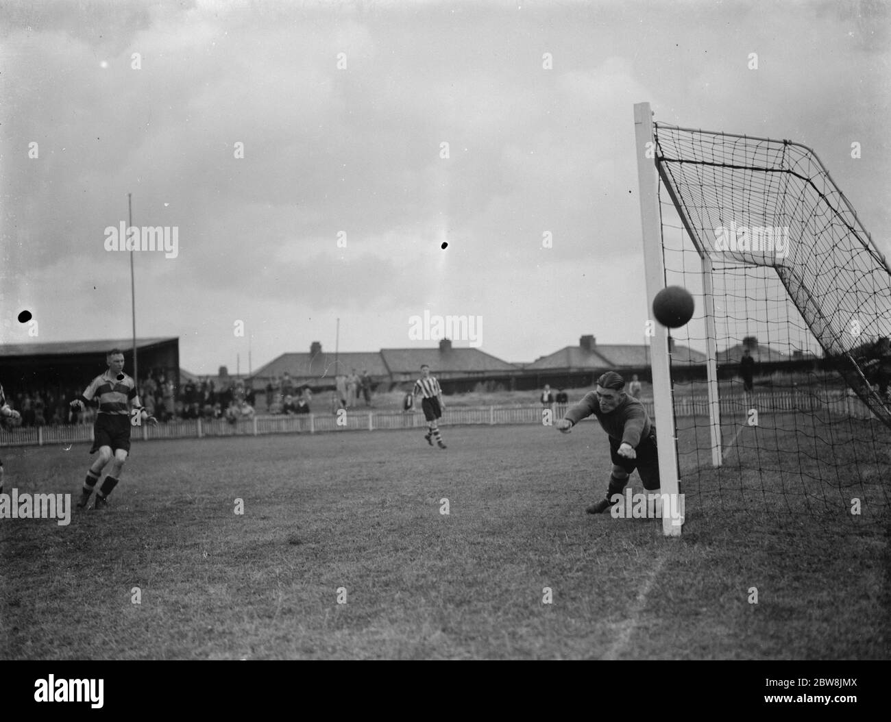 Dartford - Trial Match - Rot und Weiß gegen Schwarz und Weiß - 21/08/37 L Jackson , Torwart . 1937 Stockfoto