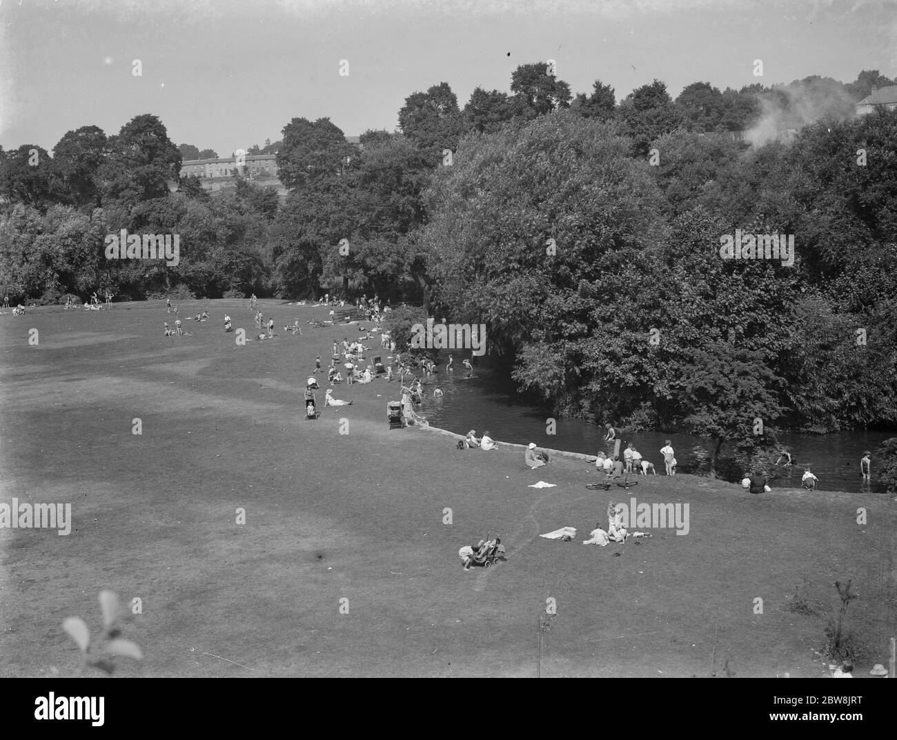 Kinder finden kühlen Ort , Central Park Dartford . 1937 Stockfoto