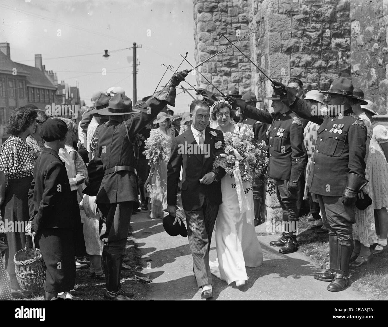 Legion Hochzeit, (Miss Crutcher) gehen Sie durch eine Wache der Ehre. 1935 . Stockfoto