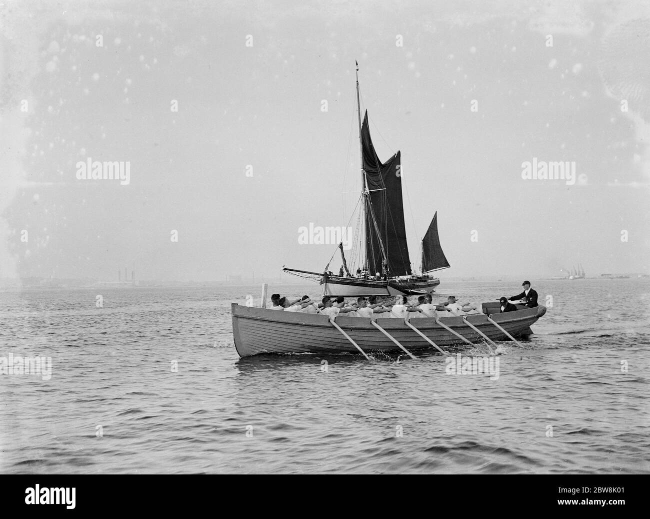 Segeln Barge Rennen mit einem Ruderboot . 1935 . Stockfoto