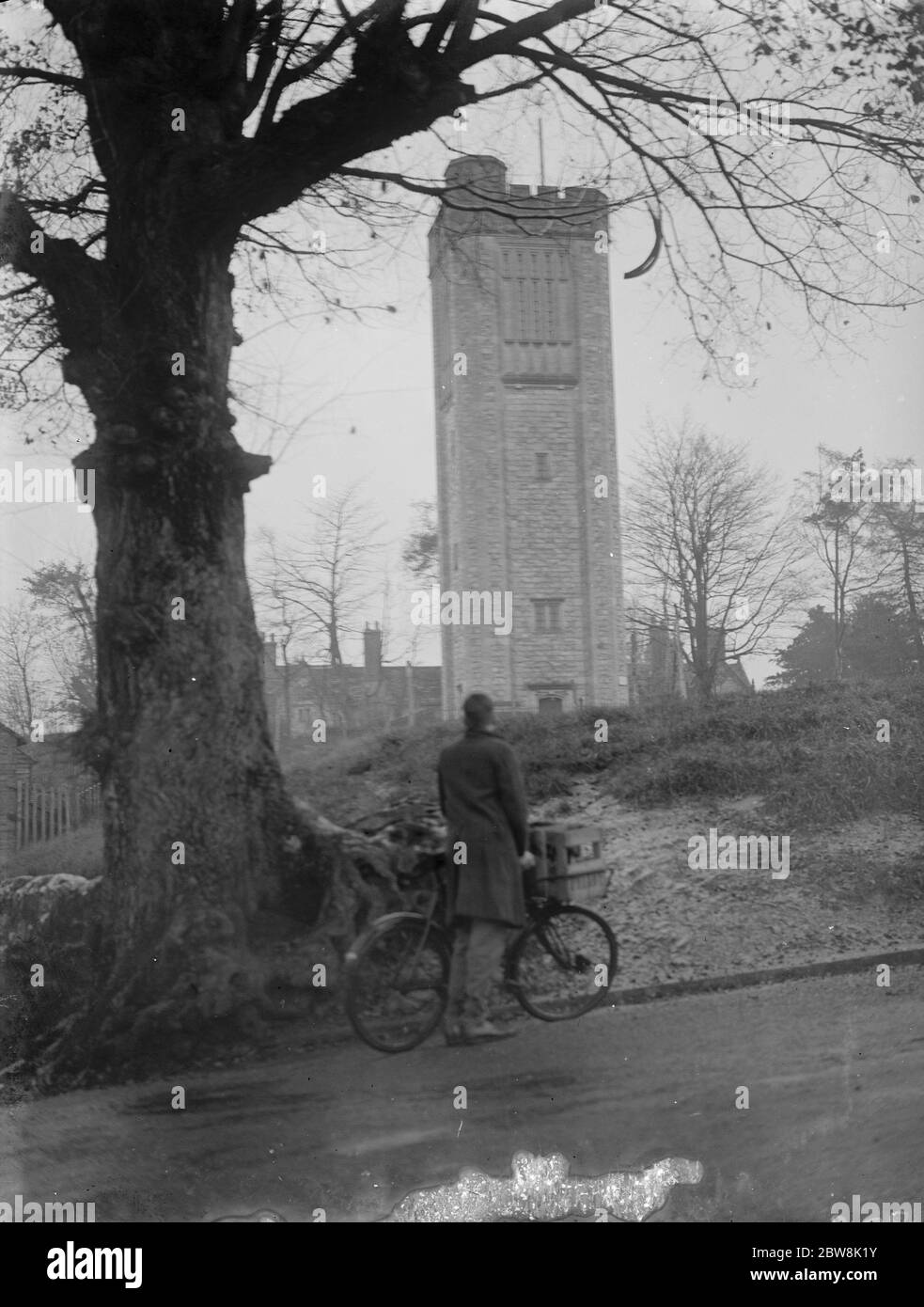 Radfahrer schaut auf einen Wasserturm. 1935 . Stockfoto