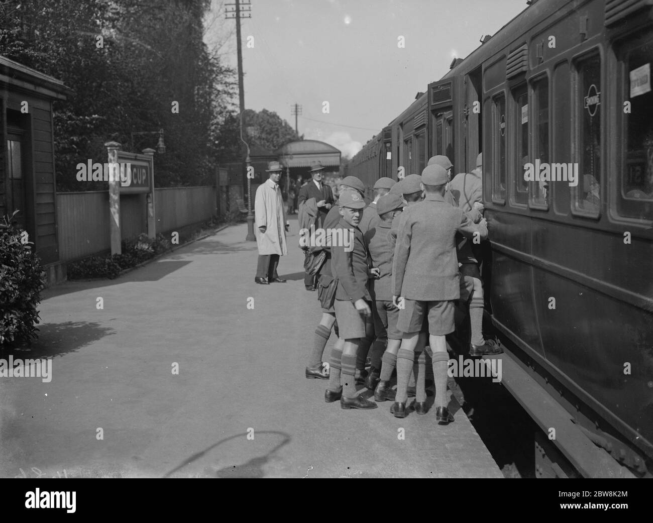 Schuljungen immer in einem Zug in Sidcup Station zur Schule gehen. 1935 . Stockfoto