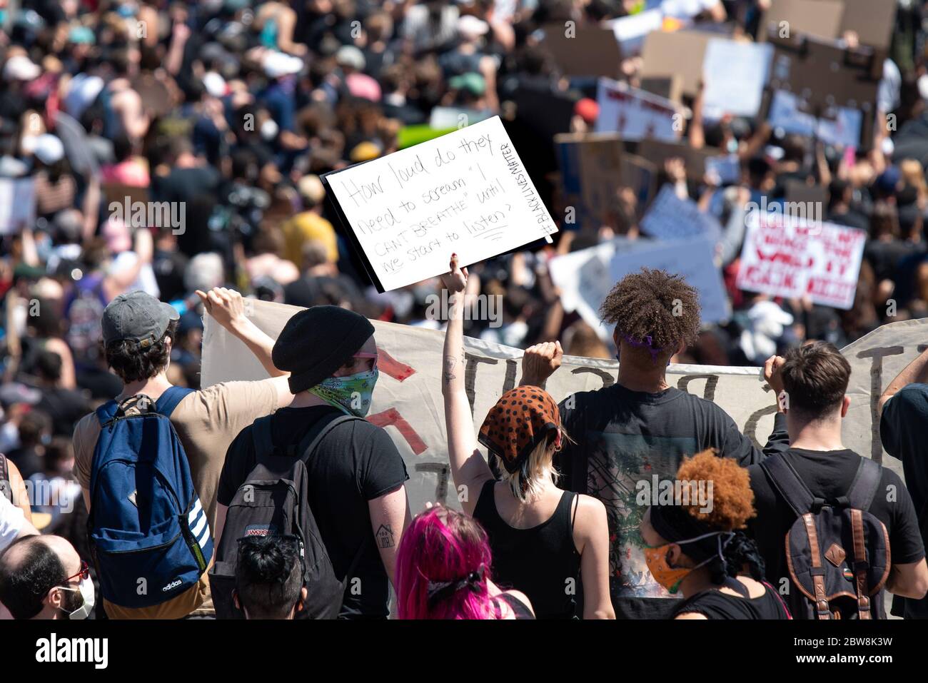 Philadelphia, Pennsylvania / USA. Tausende von Menschen drängten die Schritte von Philadelphia Kunstmuseum in Solidarität mit den anhaltenden Protesten in Minneapolis, nachdem ein schwarzer Mann, George Floyd, durch eine brutale Verhaftung von Minneapolice Polizeibeamten getötet wurde. 30.Mai 2020. Quelle: Christopher Evens/Alamy Live News Stockfoto