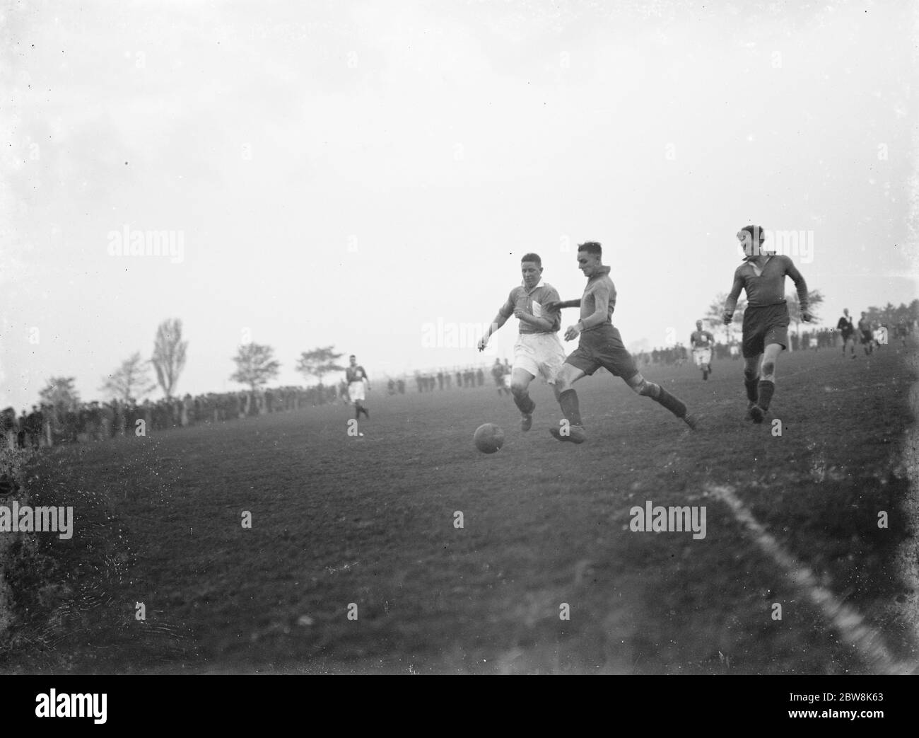 Ein Verteidiger versucht, einen Angreifer zu bekämpfen. 1935 Stockfoto