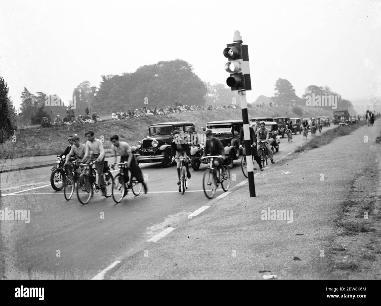 Verkehr an einer Umgehungsstraße , Einstellung auf der grünen Ampel . 1935 Stockfoto