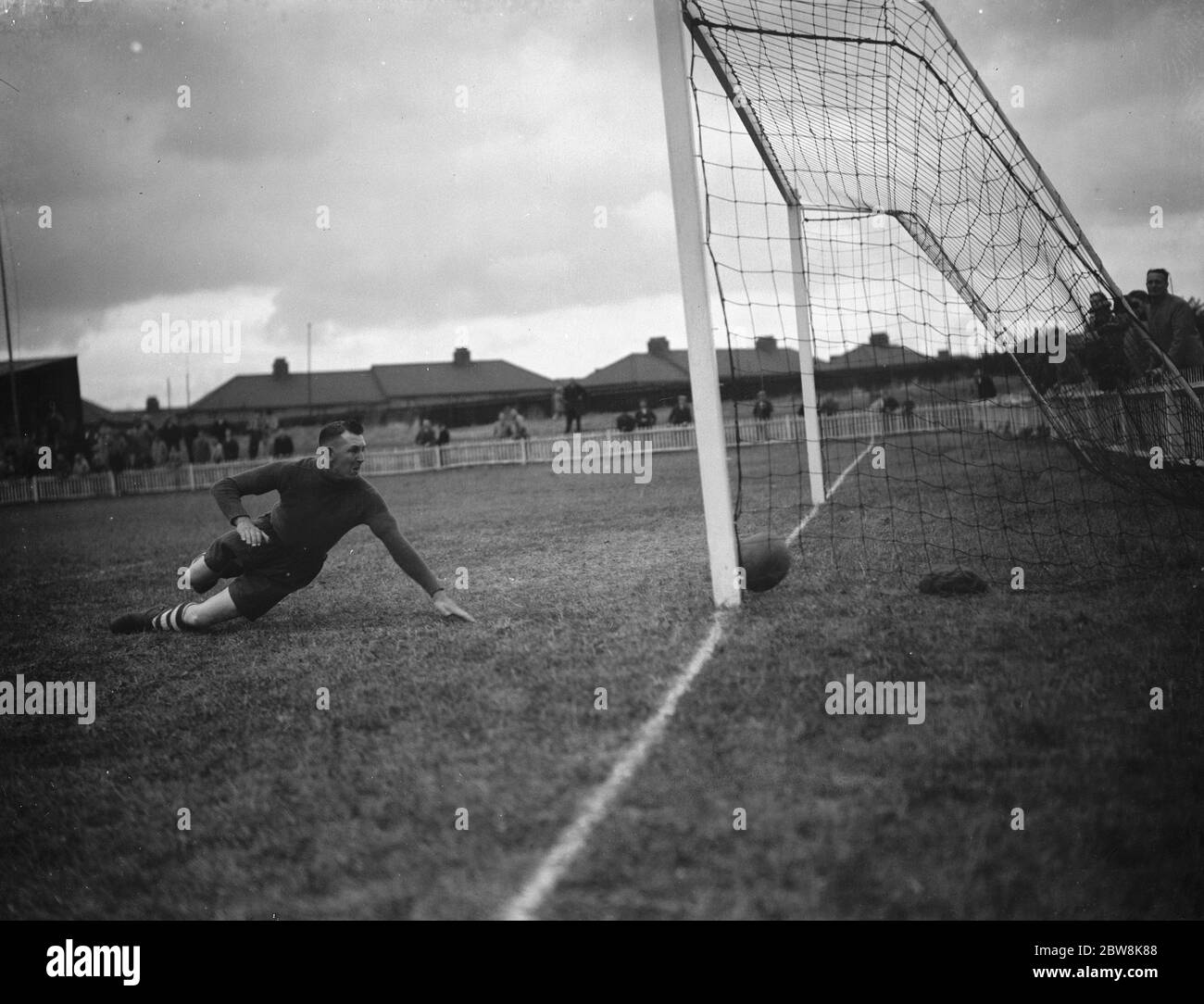 Dartford Reserves vs. Ashford Town - Kent League - ehemaliger Dartford Joe Cunningham Torhüter Tauchgänge - 11/09/37 Torwart, J Gunningham beobachtet, wie der Ball die Linie für ein Tor überquert. 1937 Stockfoto