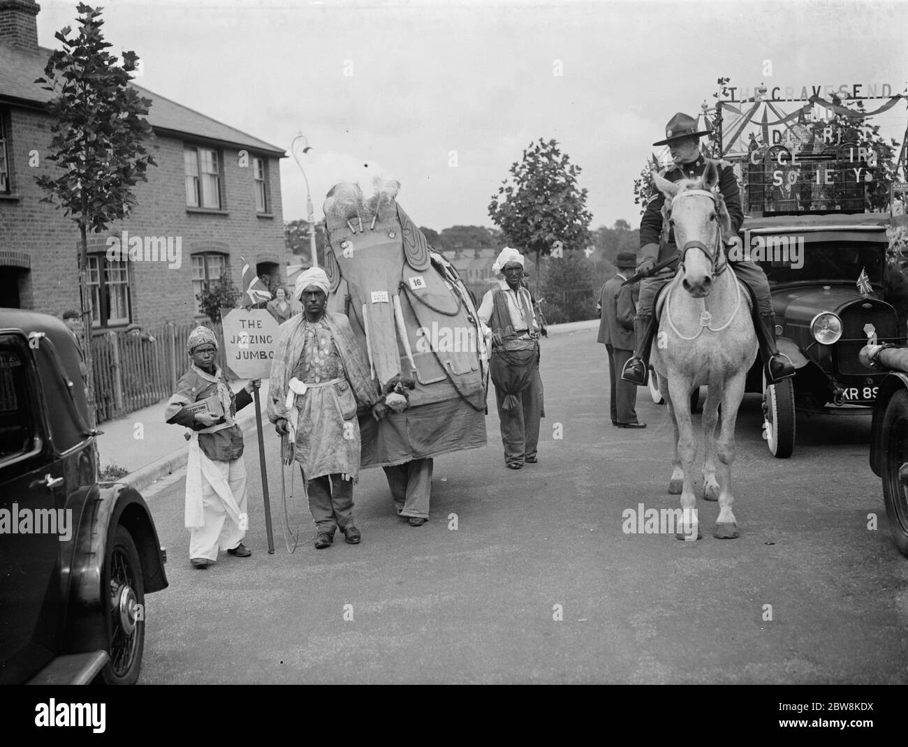 Karneval In Gravesend . Eine Walking Party in Indian Get Up ( der Jazzzing Jumbo ) . 1937 . Stockfoto