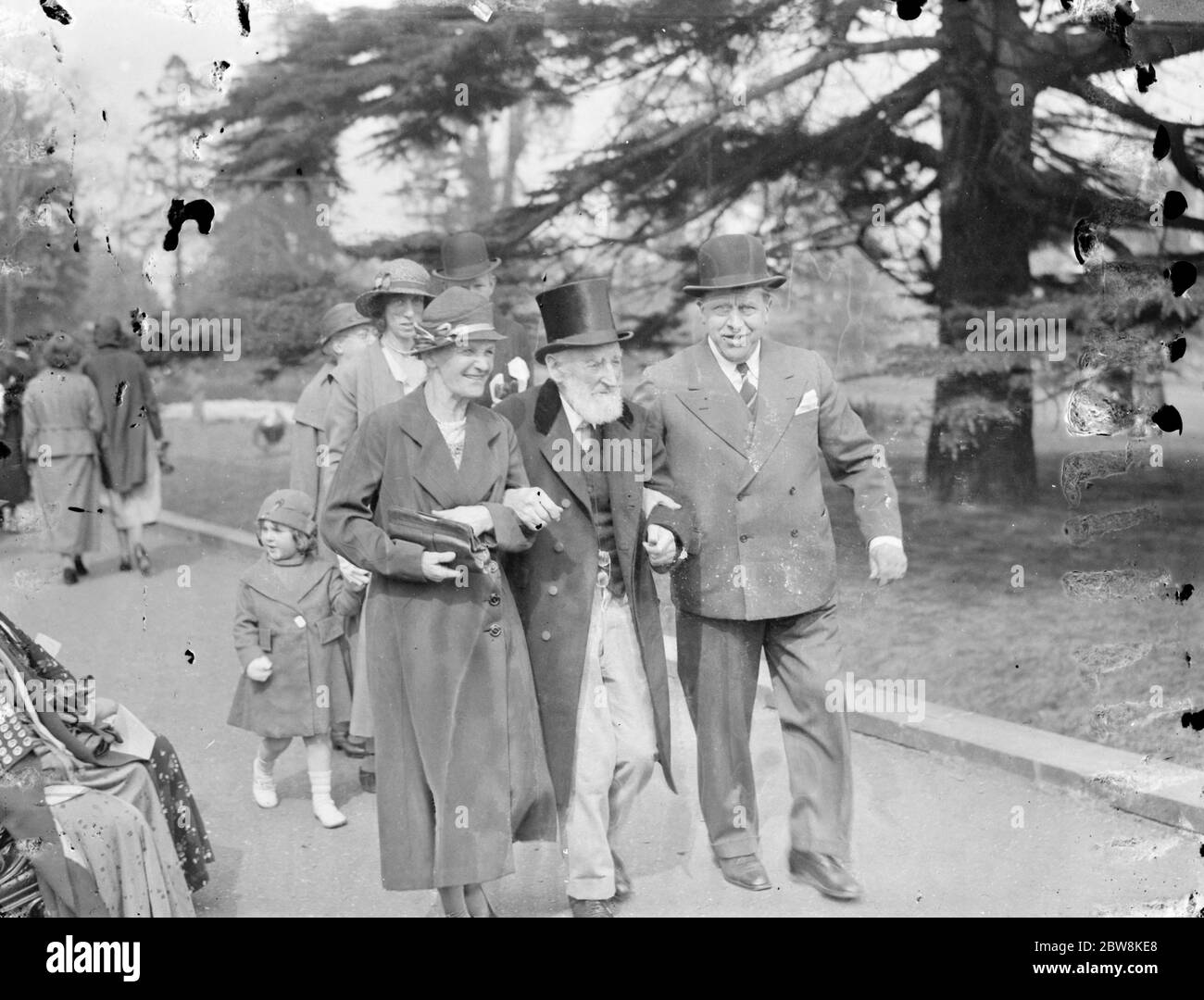 T J Robins und Herr Jackson machen einen Spaziergang. 1935 . Stockfoto