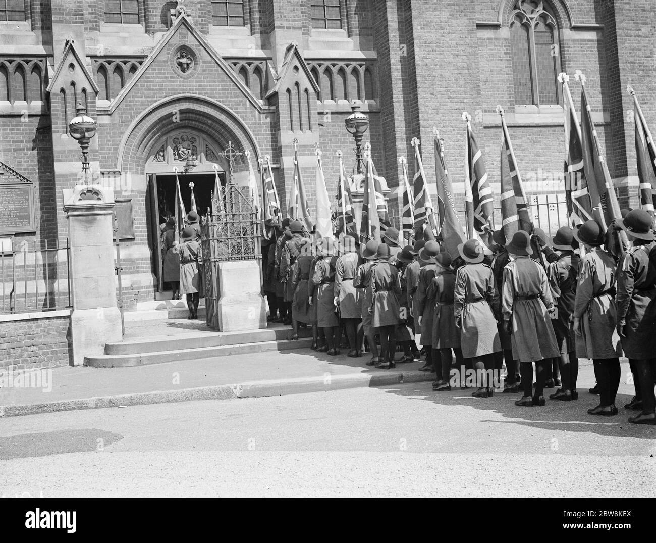 Mädchen Guide Rallye . Führer warten auf die Kirche zu betreten. 1935 Stockfoto