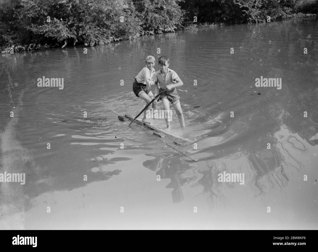 Jungs über den Fluss auf einem Floß . 1935 . Stockfoto