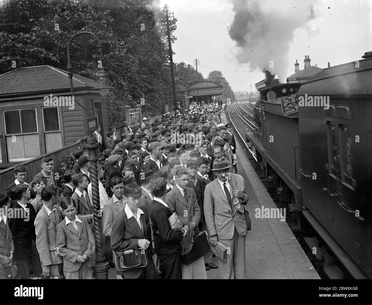 Die überfüllte Plattform am Bahnhof Sidcup , voll von Schuljungen warten auf den ankommenden Zug zu bekommen . 1935 . Stockfoto
