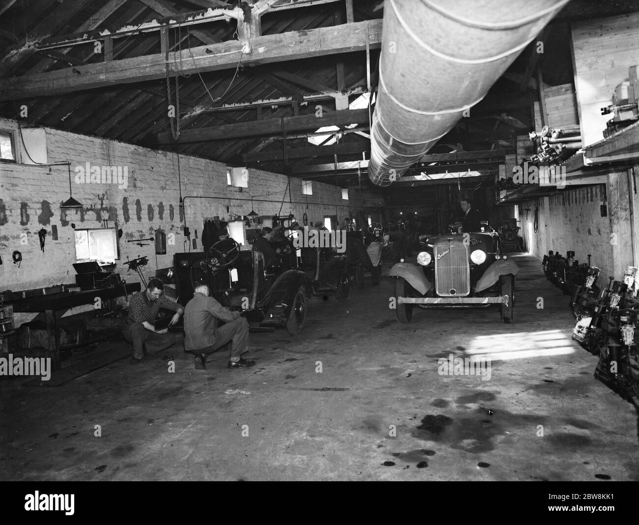 Der Innenraum in den Stanmore Werke zeigt Mechanik bei der Arbeit an verschiedenen Fahrzeugen. 23. September 1937. Stockfoto