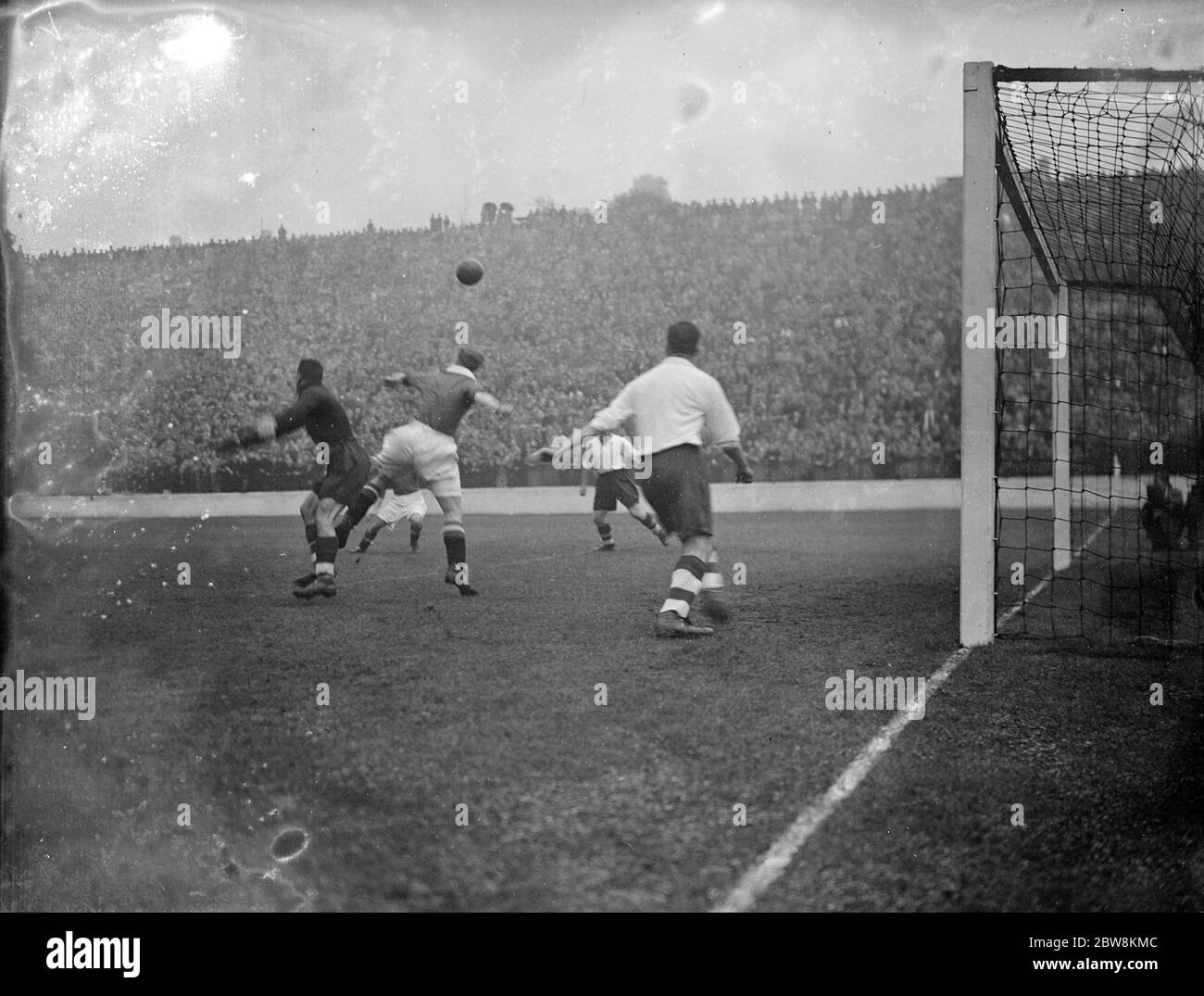 Fußballspiel; Charlton gegen Middlesbrough. Einer der Torhüter spart einen Schuss. 1937 Stockfoto