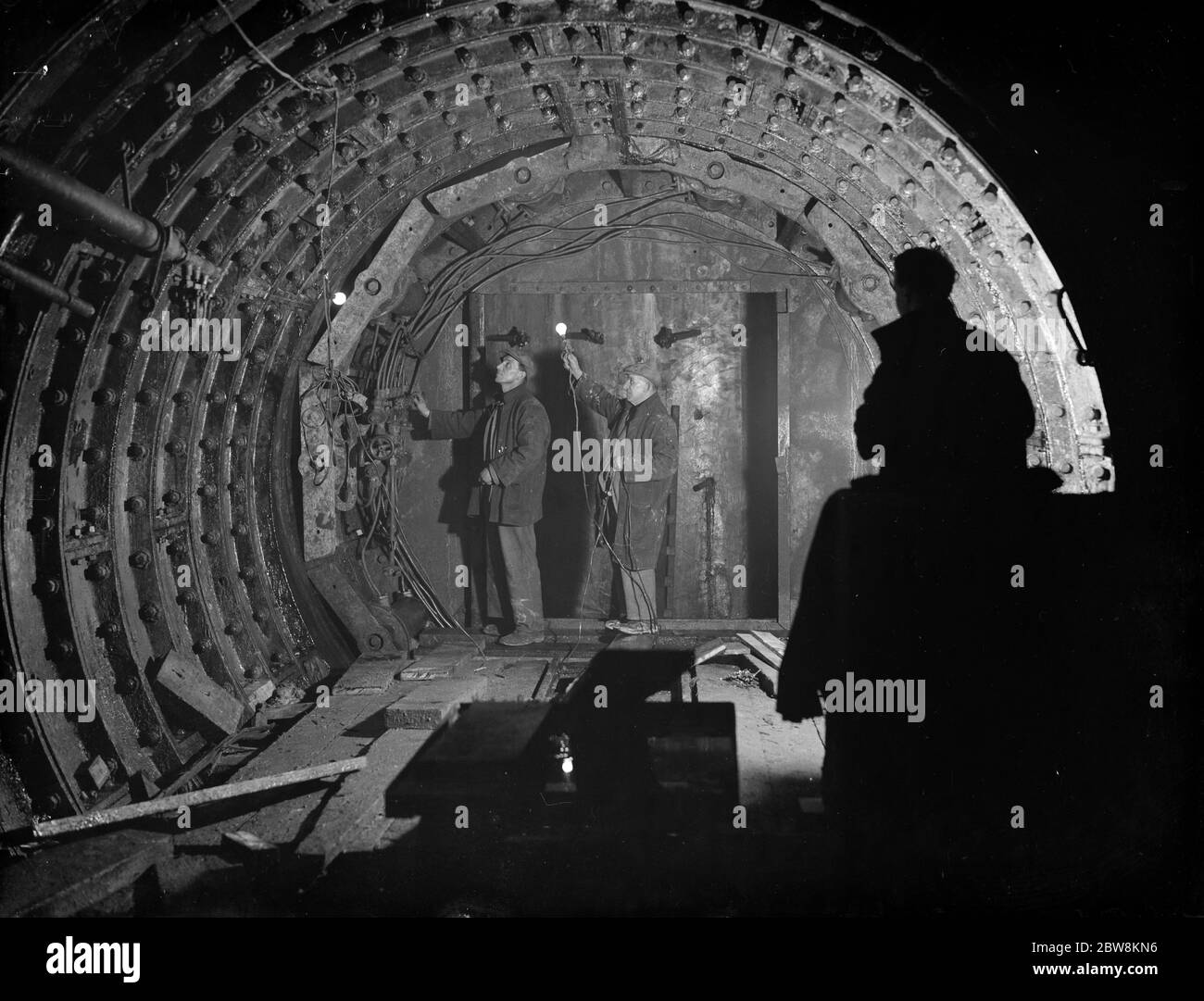 Die Dartford Tunnel Männer arbeiten an der inneren Wand Abschirmung. 1938 Stockfoto
