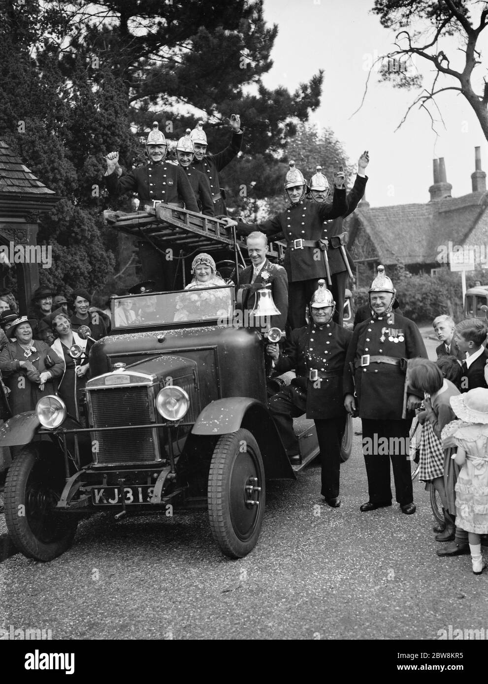 Eine Feuerwehrmann ' s Hochzeit . B Waterman heiratet G Mumford. . Oktober 1937. Stockfoto