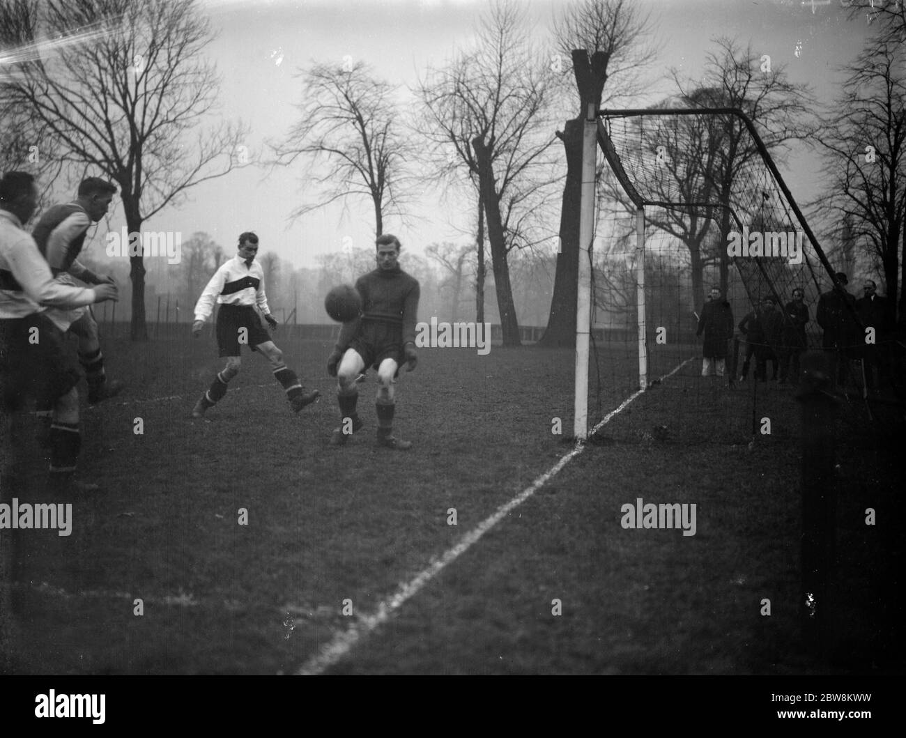 Bexley vs. Callender Athletic - Kent Amateur Cup - 07/01/38 der Torwart fängt den Ball. 1938 Stockfoto