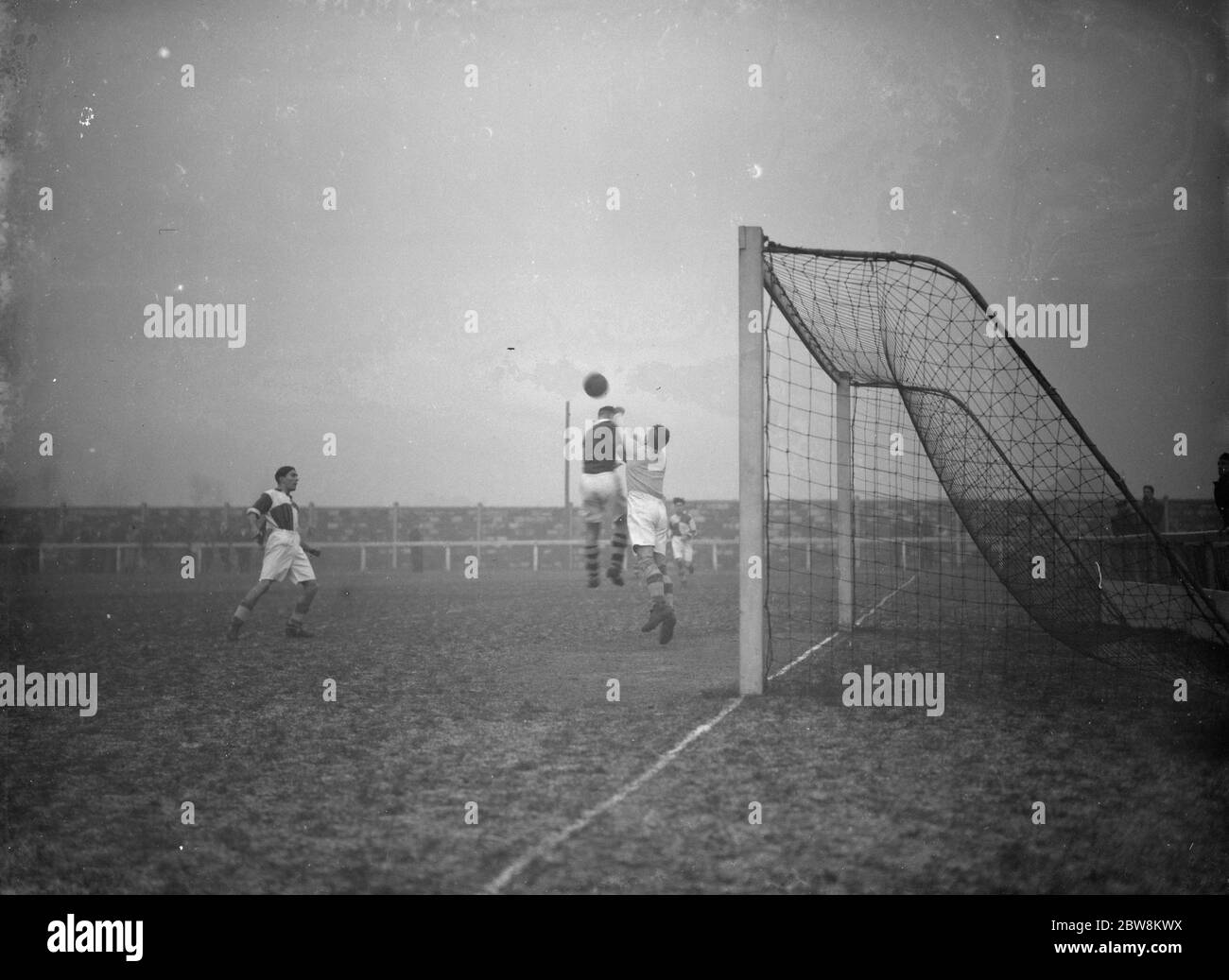 Erith und Belvedere Fußballverein gegen LPM . Einer der Torhüter schlägt einen Luftball aus dem Kopf eines Angreifers. 1937 Stockfoto