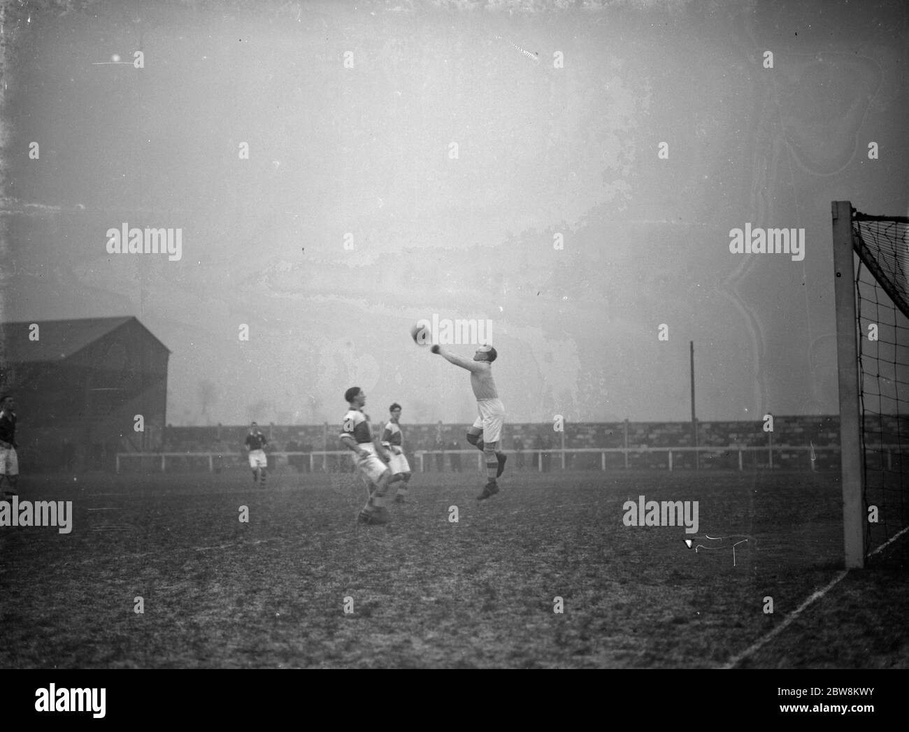 Erith und Belvedere Fußballverein gegen LPM . Einer der Torhüter nimmt einen Luftball. 1937 Stockfoto