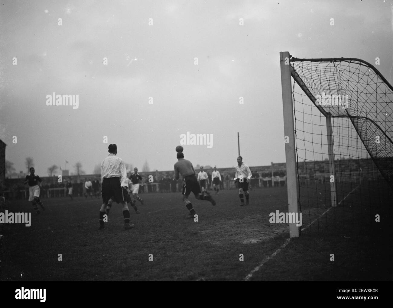 London Paper Mills vs. Tooting und Mitcham United - FA Amateur Cup - Tooting Torwart Mansfield räumt den Ball - 20/11/37 einer der Torhüter nimmt eine Antenne . 20. November 1937 Stockfoto