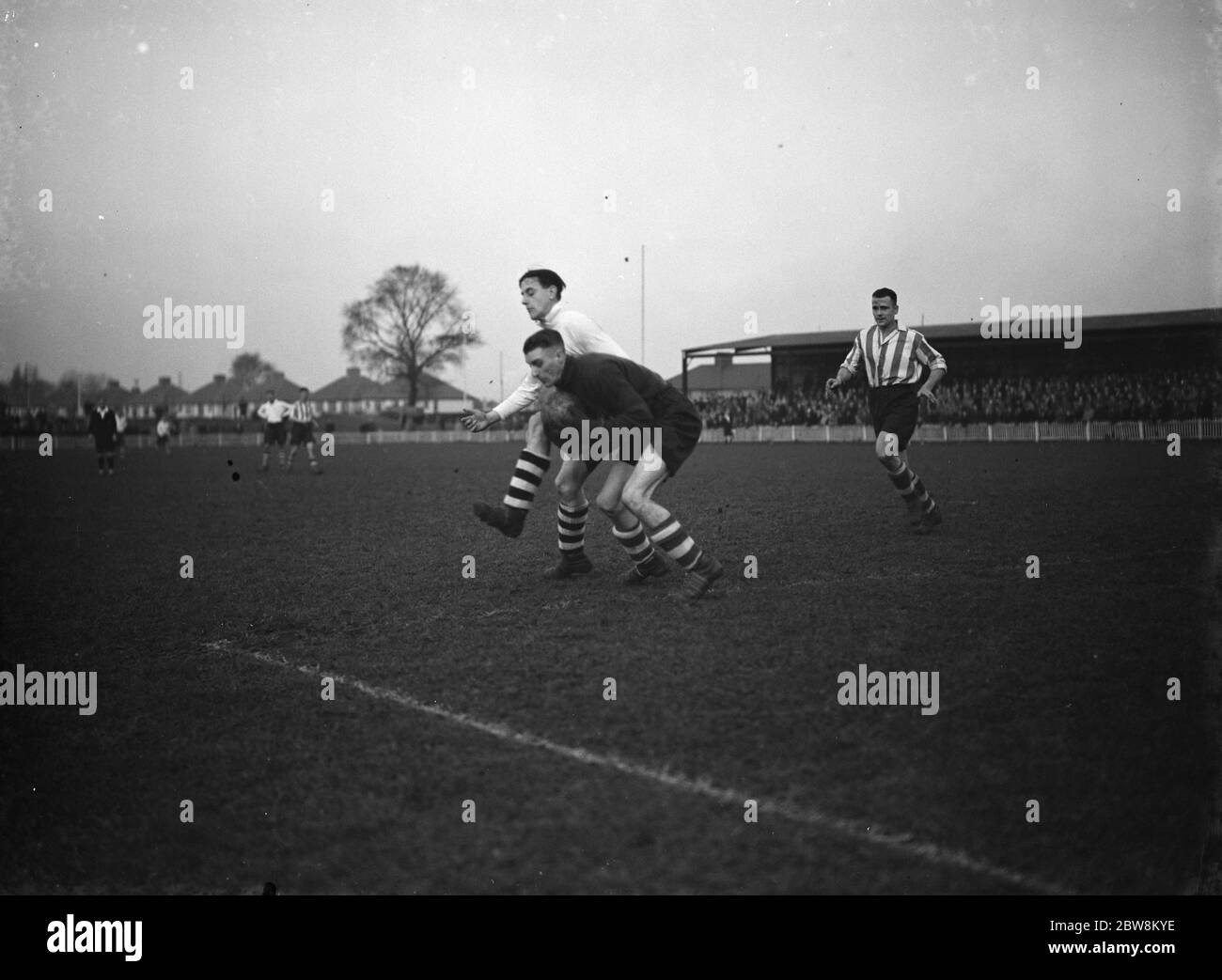 Dartford gegen Leyton im FA Cup . Einer der Torhüter nimmt den Ball von der Zehe eines Stürters. 13. November 1937 Stockfoto