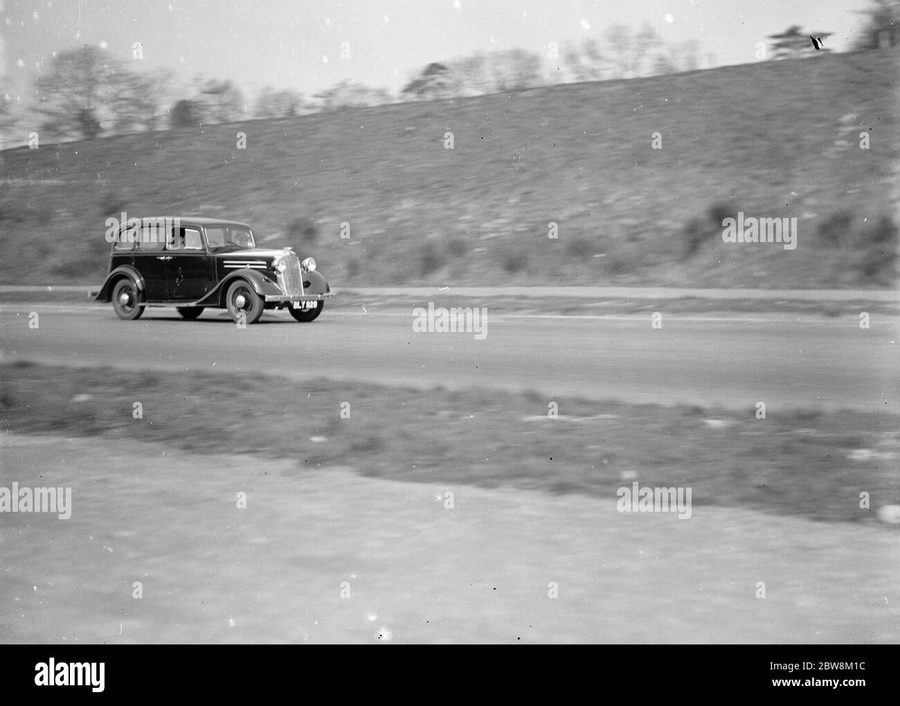 Ein Auto bei der Fahrt mit Geschwindigkeit. 1935 Stockfoto