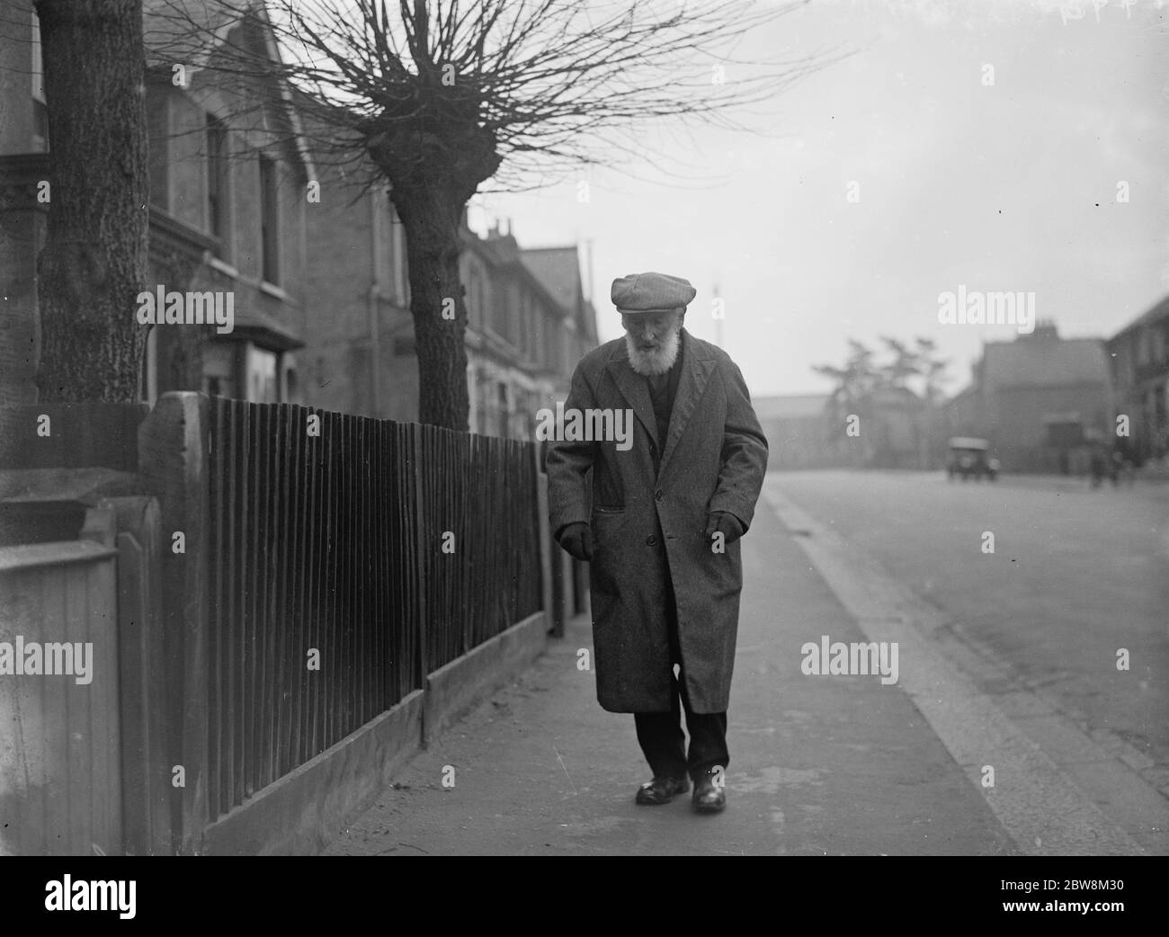 Herr Jackson zu Fuß die Straße hinunter . 1935 Stockfoto