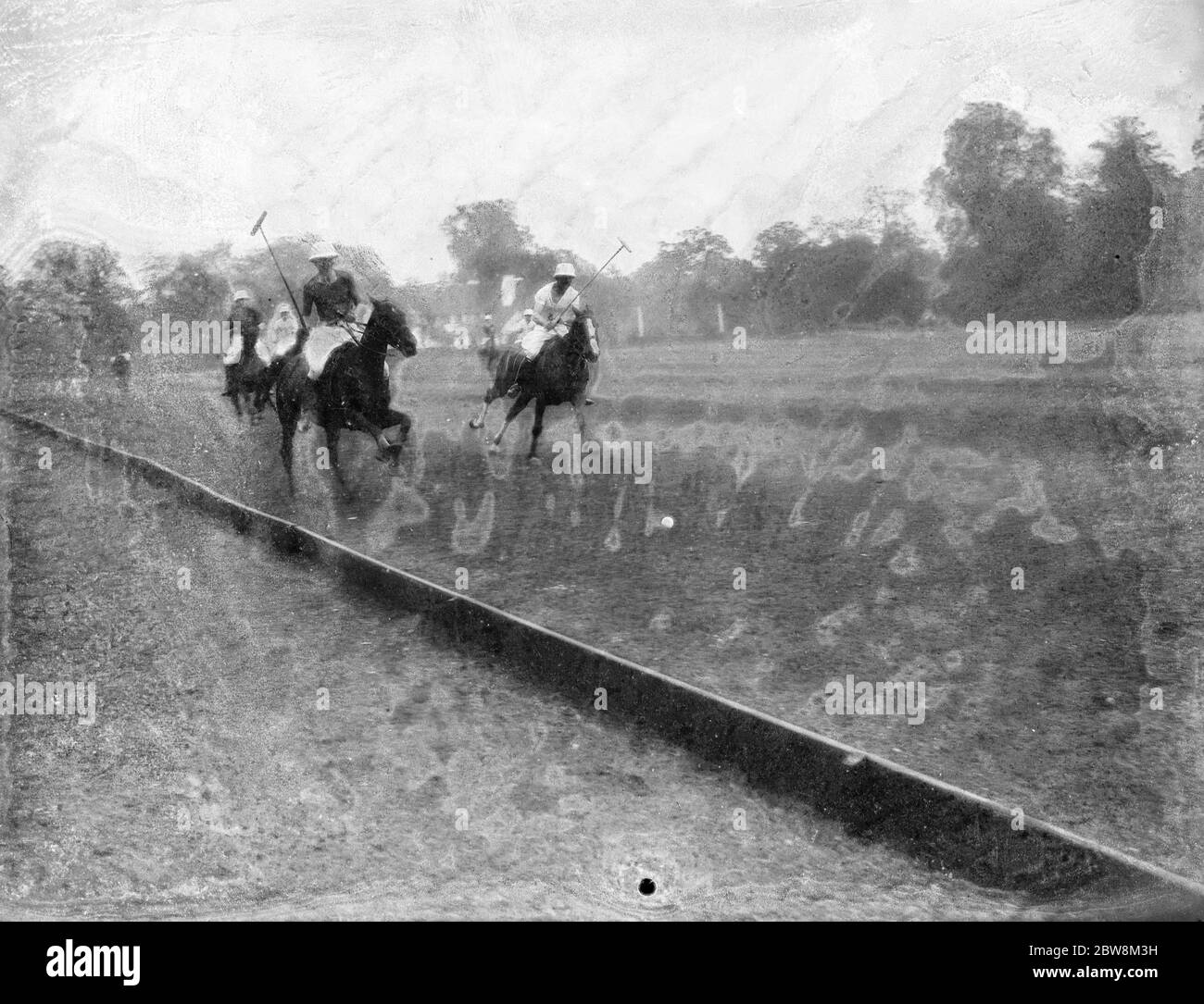 Polo-Spieler Galoppieren das Feld. 1935 Stockfoto