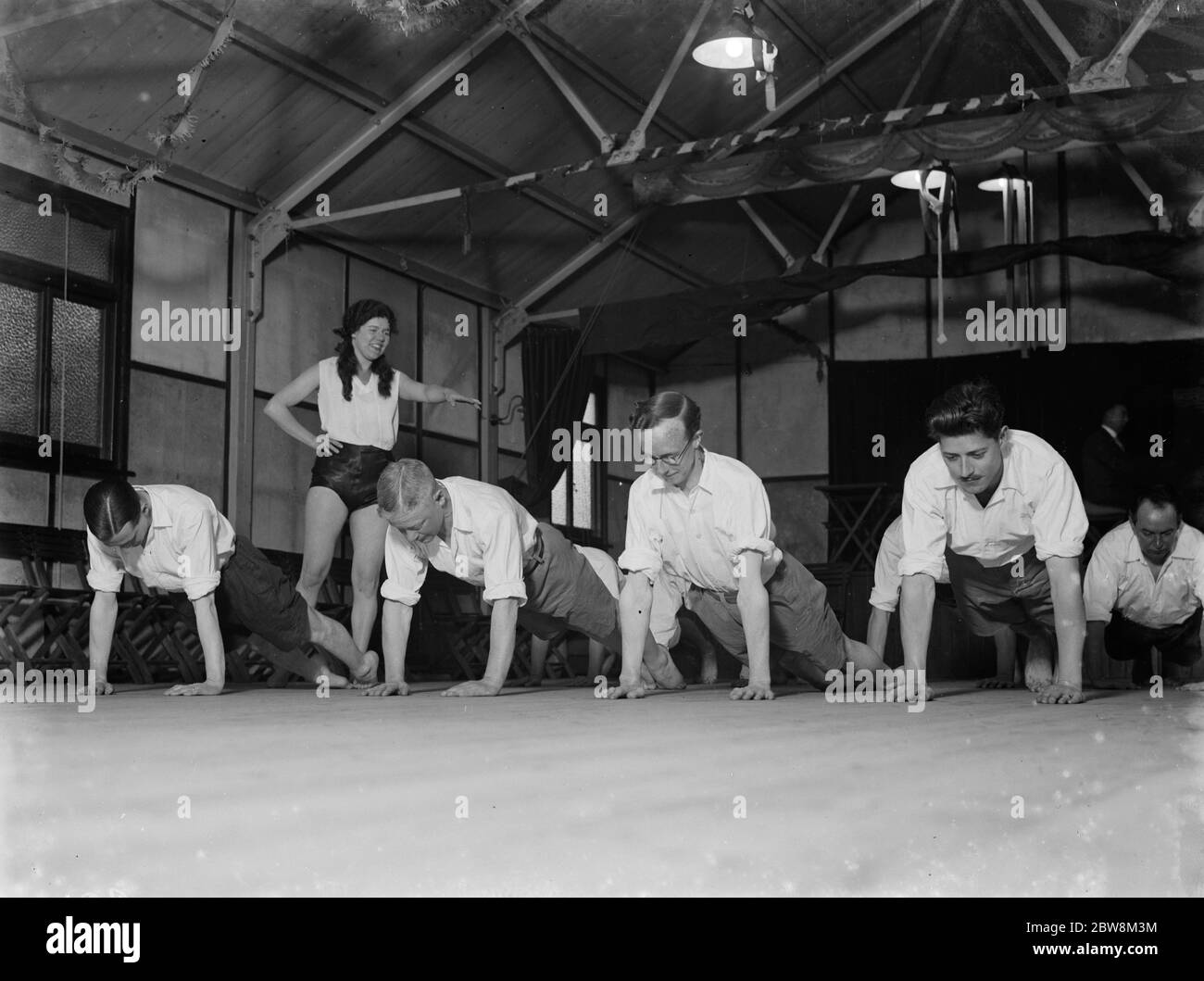 Männer halten fit. Drücken Sie auf ups . 1935 Stockfoto