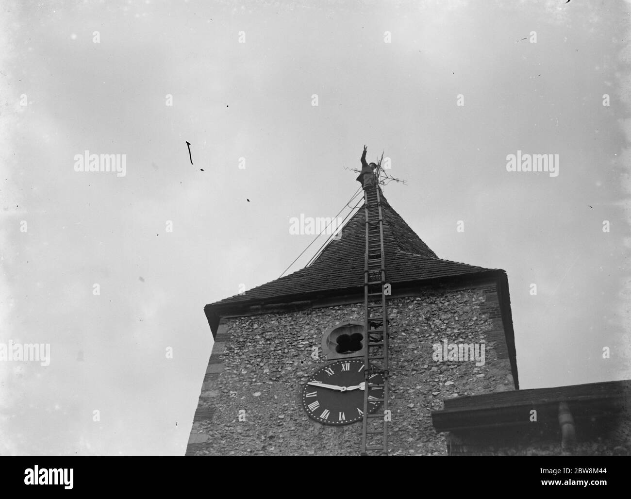 Steeplejack auf dem Turm der Kirche St. Mary Cray. 1935 Stockfoto