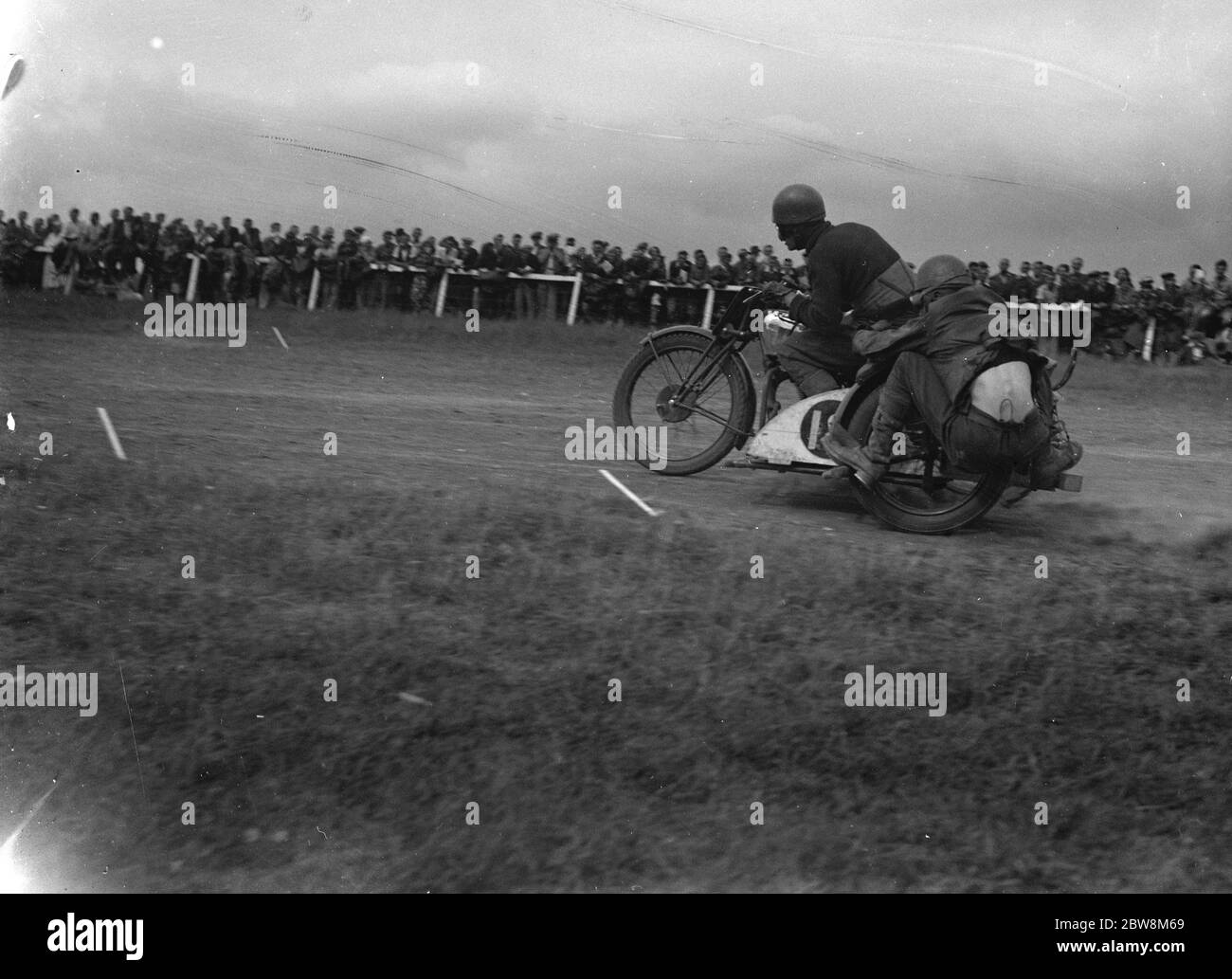 Ein Motorrad mit Beiwagen Rennen um die Strecke. 1935 . Stockfoto