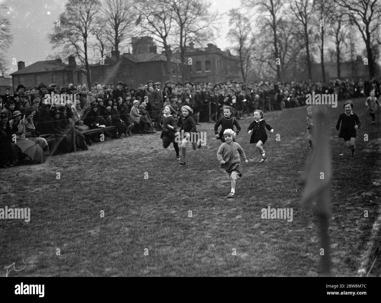 Kinder Rennen an einem Sporttag. 1935 Stockfoto