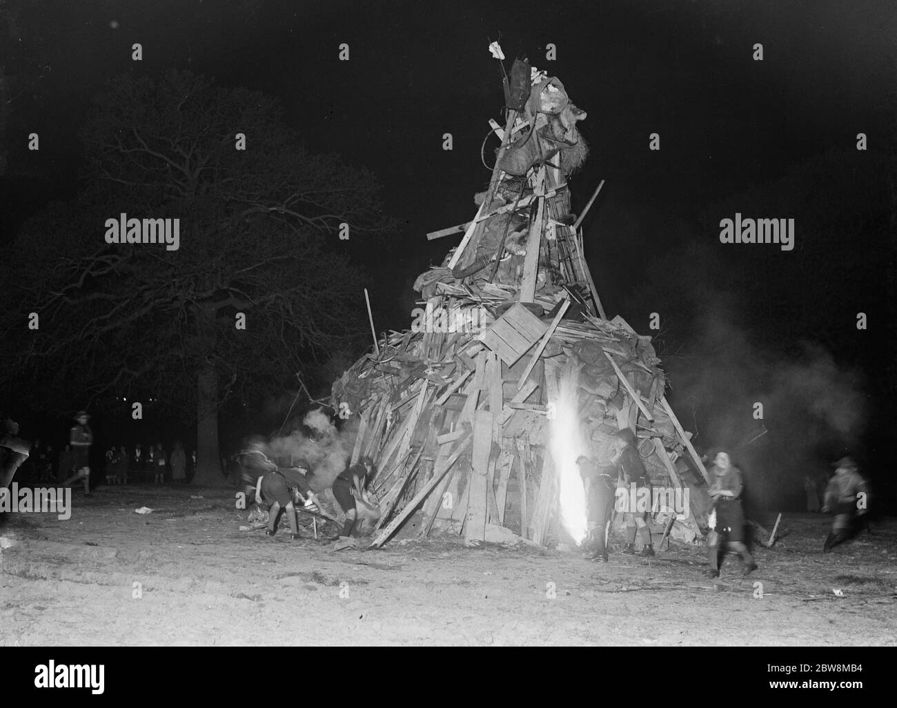 Scouts machen ein riesiges Lagerfeuer. 1935 Stockfoto