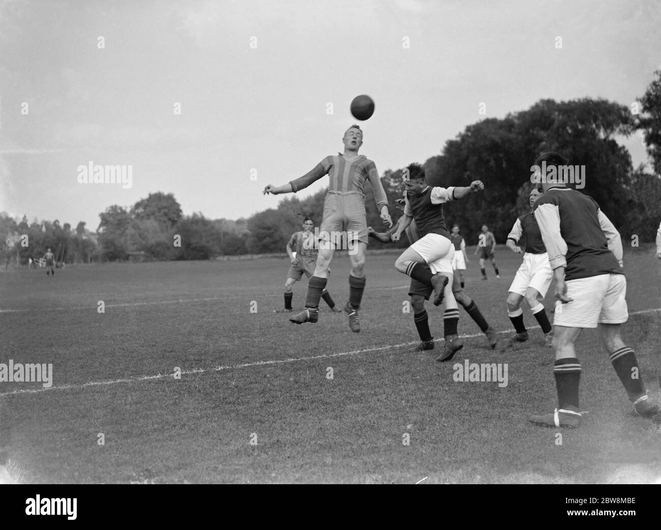 Cray Wanderers gegen Bexley - FA Cup - 13/09/35 Fußballspiel - Überschrift den Ball . 1935 Stockfoto
