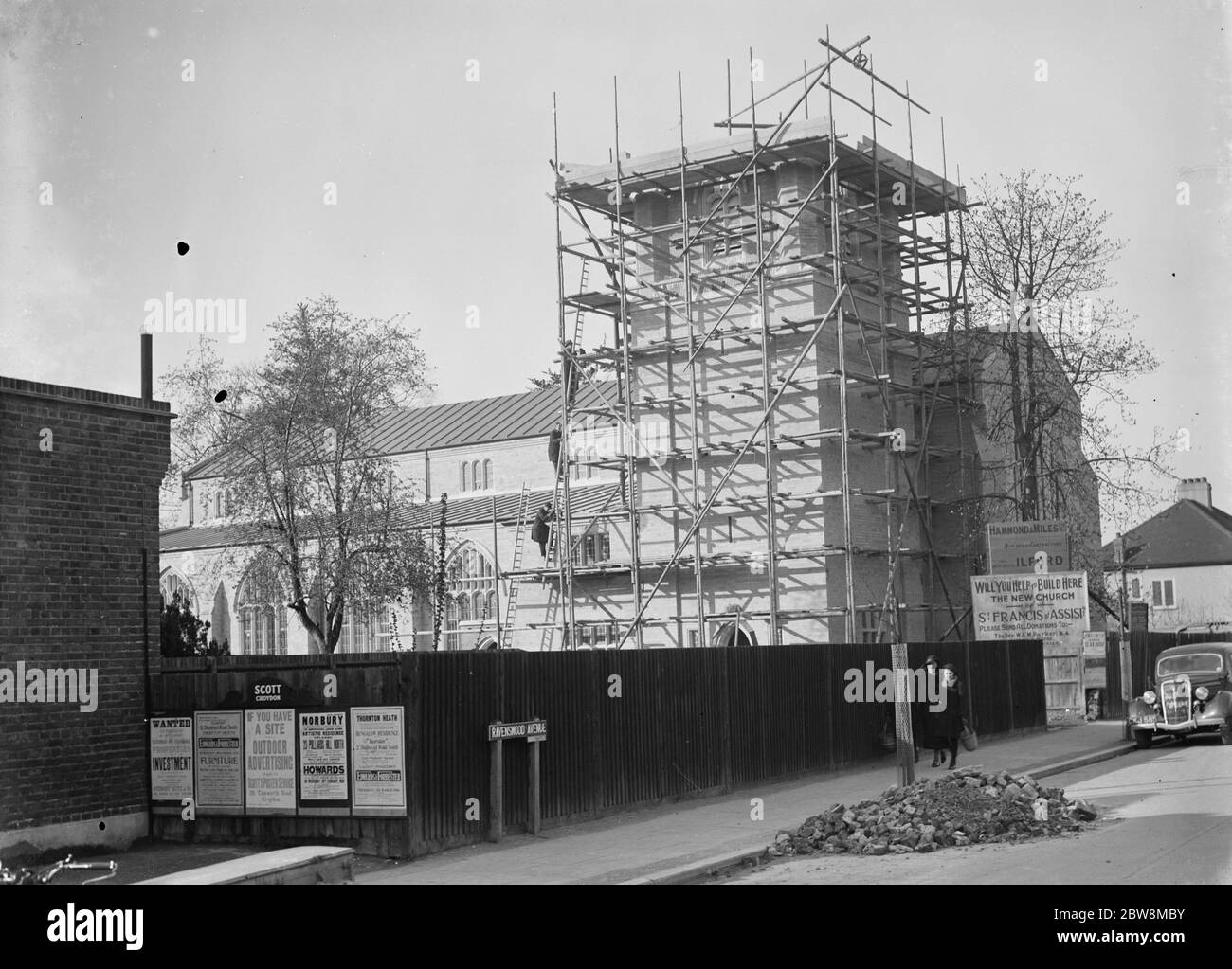 Gerüste rund um die neue Kirche , St. Francis von Assisi , West Wickham . 1935 Stockfoto