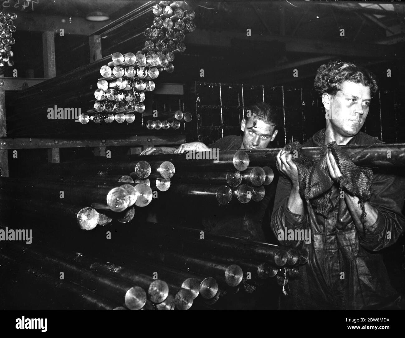 Arbeiter heben Stahlstäbe bei Macready ' s Metal Company auf der Pentonville Road. 1937 Stockfoto