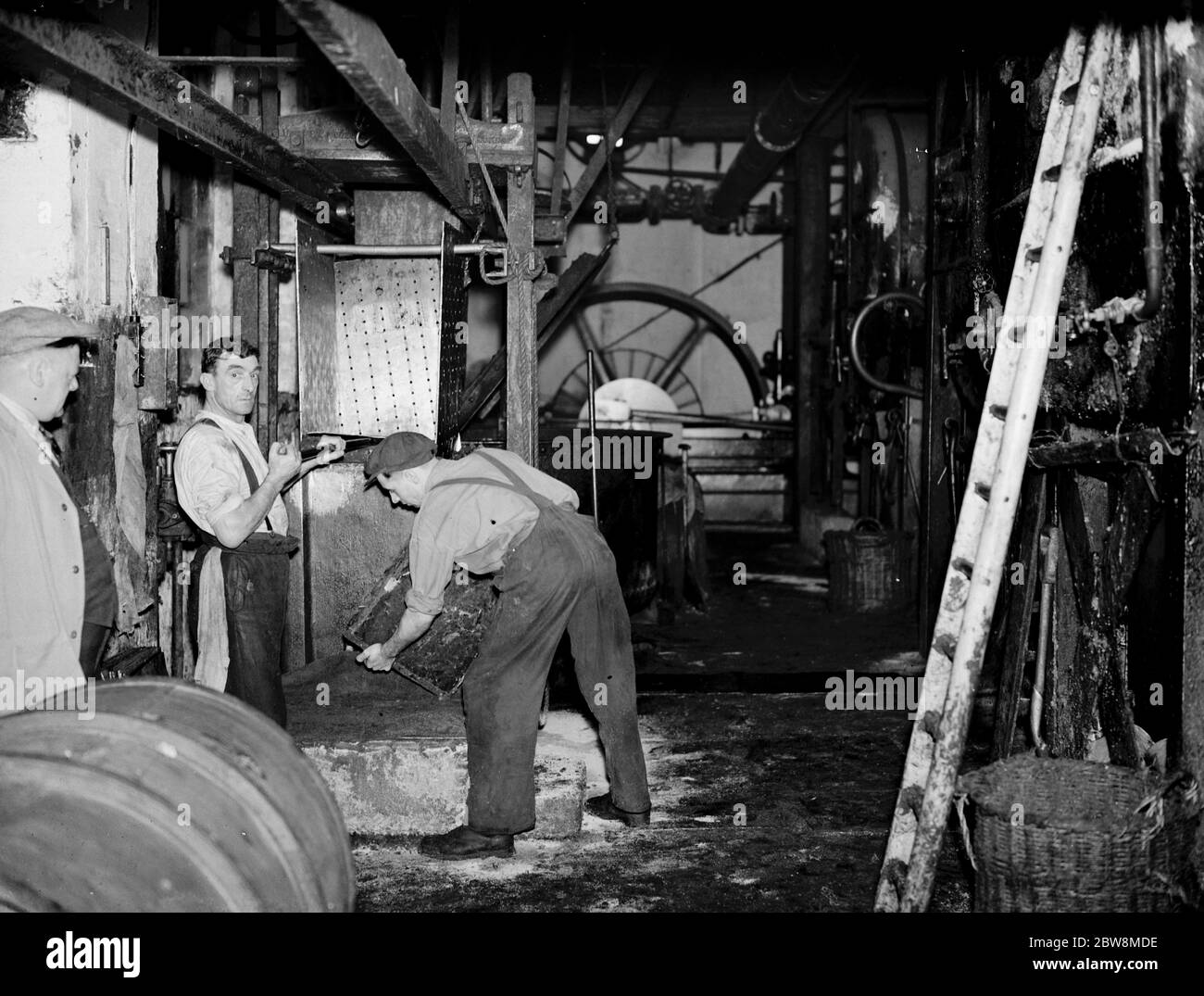 Essen Kuchen in Curley ' s Verbrennungsanlagen, Stratford, East London. Curley ' s Bone Factory . Oktober 1937 Stockfoto