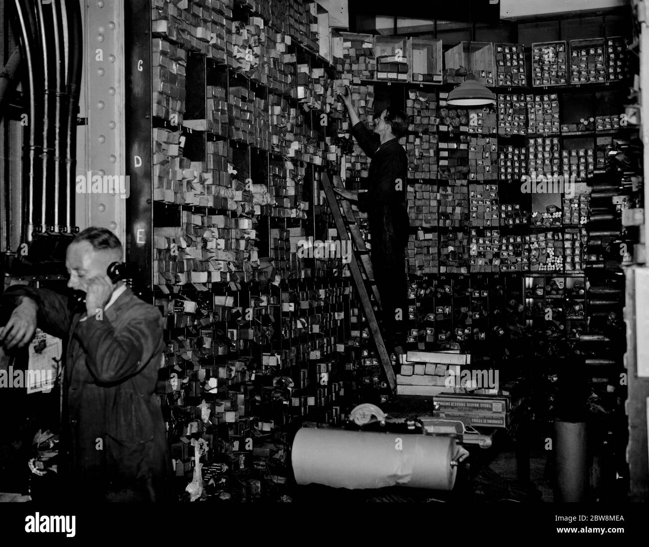 Arbeiter in einem der Lagerräume bei Macready ' s Metal Company auf der Pentonville Road. Der silberne Stahlstock . 1937 Stockfoto