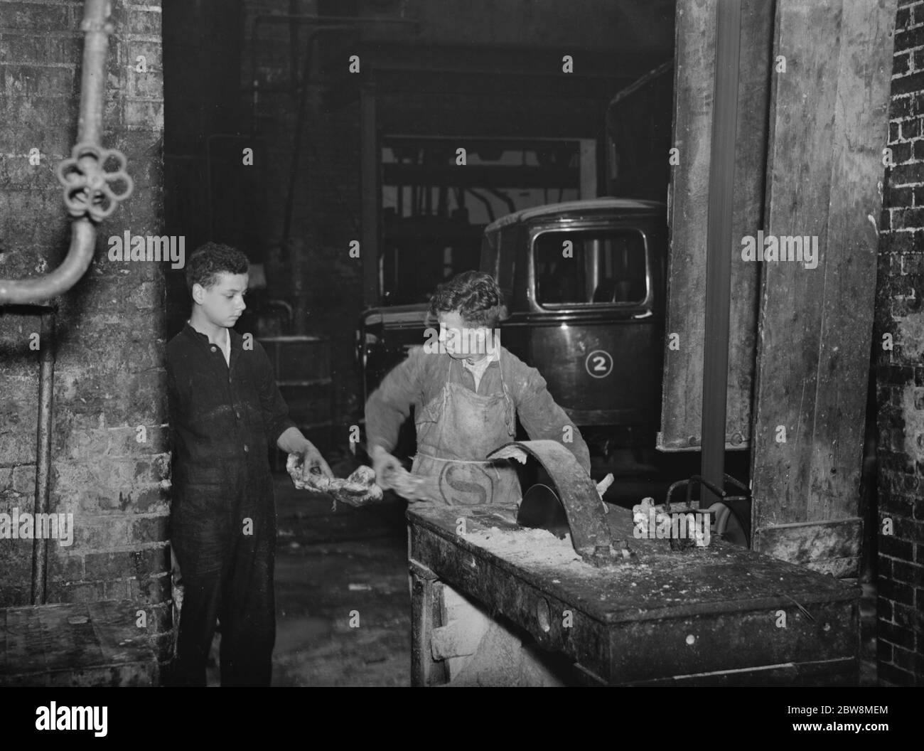 Sägen Knochen bei WJ Curley ' s Knochen und Talg Fabrik, Stratford, East London. Oktober 1937 Stockfoto