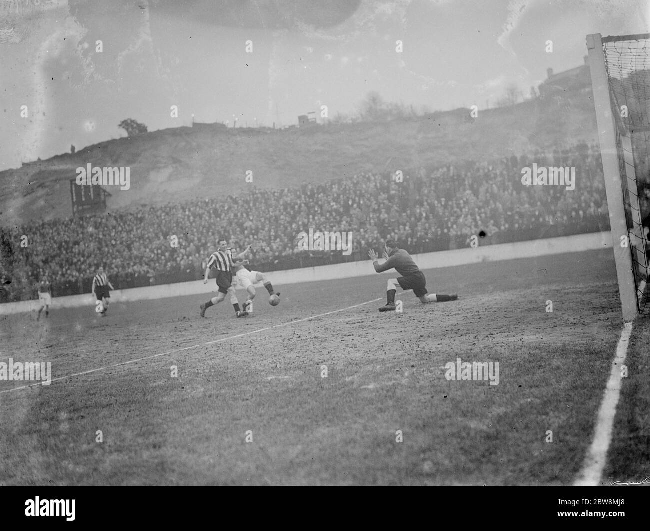 Charlton Athletic Fußballverein gegen Newcastle United Football Club . Der Torwart macht sich bereit, einen Schuss zu speichern. 1936 Stockfoto