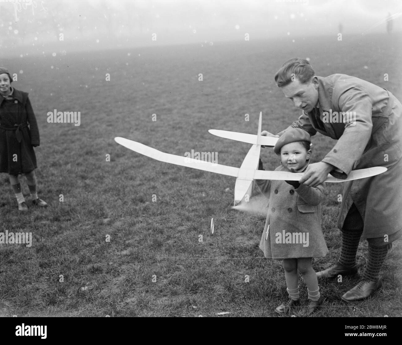 Ein junger Enthusiast wird ein paar Hinweise gegeben. 1936 Stockfoto