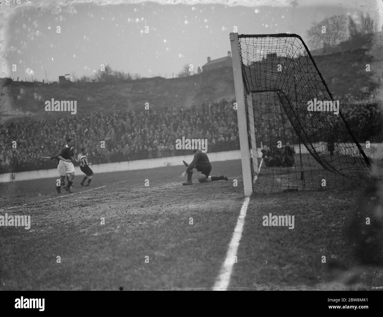 Charlton Athletic Fußballverein gegen Newcastle United Football Club . Der Torwart macht sich bereit, einen Header zu speichern. 1936 Stockfoto