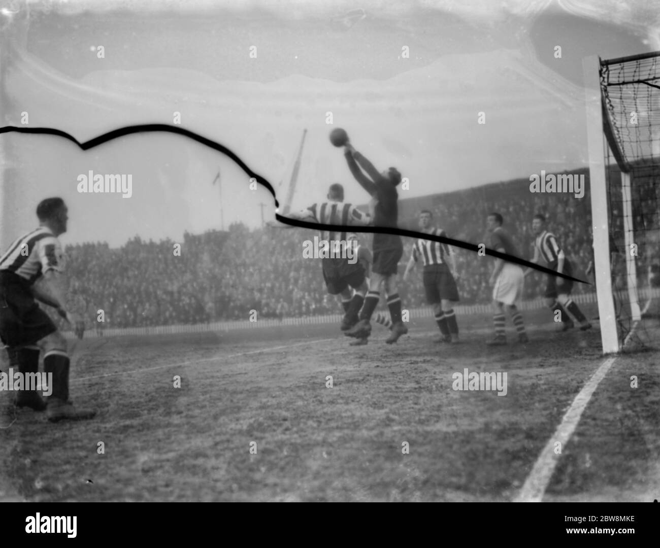 Millwall Fußballverein gegen Notts County Football Club . Ein Torwart konkurriert um den Ball. 1936 Stockfoto