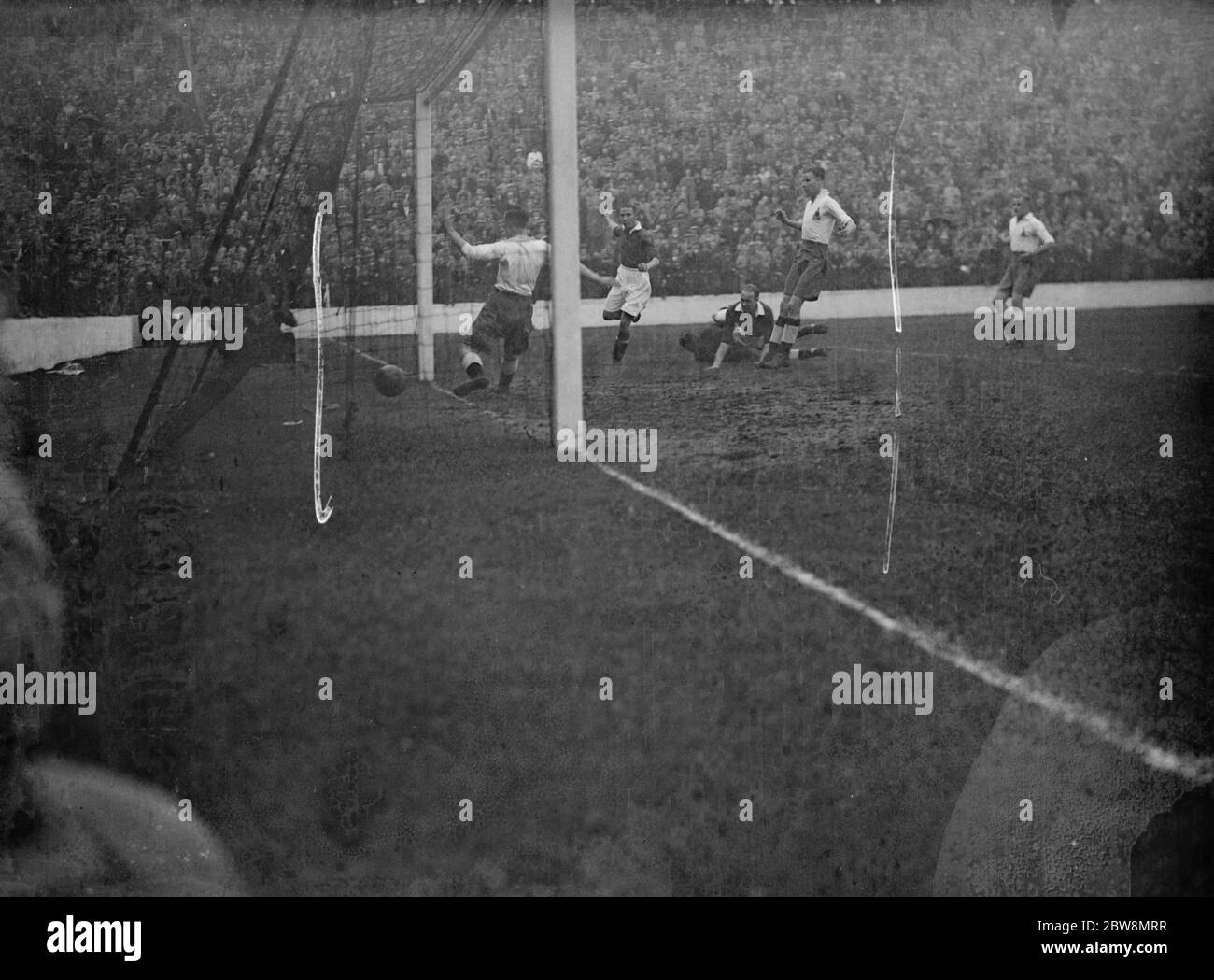 Fußballspiel; Charlton gegen Bolton. Charlton ein Tor. 1937 Stockfoto